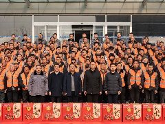 情系農(nóng)民工 蛇年送祝?！A兆控股為優(yōu)秀農(nóng)民工發(fā)放春節(jié)禮品